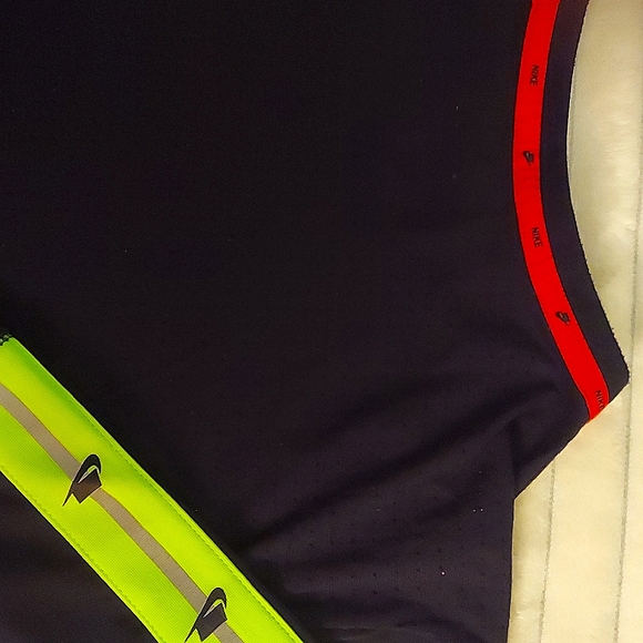 Nike "NSW" Dri-Fit, Men's, Med, L/S, Tee - Picture 4 of 5